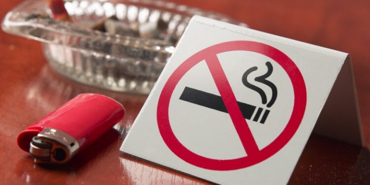 Fumatul va fi interzis în stațiile PECO, pe terasele cluburilor și în parcurile de distracții