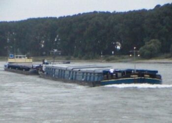 Pericol pe Dunăre, după ce o barjă încărcată cu 1.000 de tone azot s-a scufundat