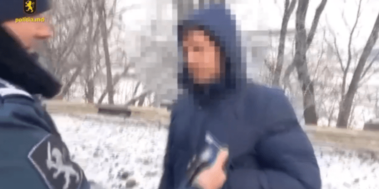 S-au îmbătat, după care au furat un microbuz. Trei bărbați, reținuți de polițiștii capitalei