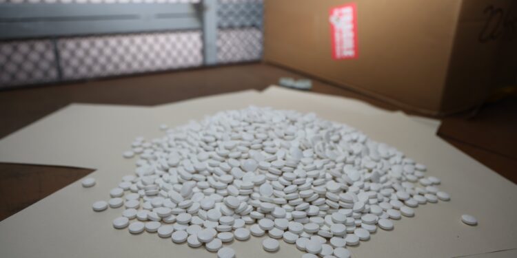 16 kilograme de droguri, în valoare de peste 15 mln. lei, depistate de către vameși în două trimiteri poștale