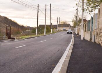 „Acum poți merge liniștit”. Reconstrucția străzii Frunze din Orhei, finalizată cu succes: În locul gropilor a fost amenajat asfalt proaspăt, cu marcaje clare și un trotuar îngrijit | VIDEO