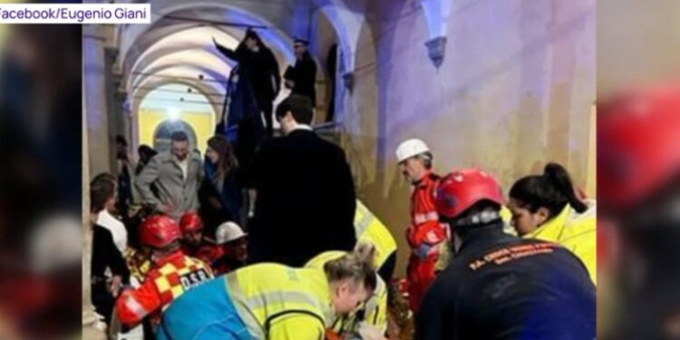 Cel puțin 30 de oameni au fost răniți la o nuntă din Italia, după ce podeaua restaurantului în care se aflau s-a prăbușit