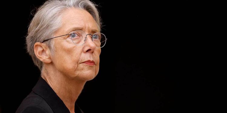 Премьер-министр Франции Элизабет Борн ушла в отставку