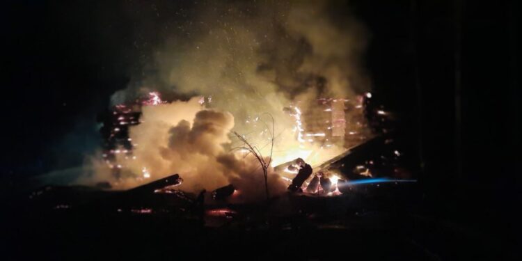 Incendiu devastator la Sadova: O casă din lemn a fost distrusă de flăcări