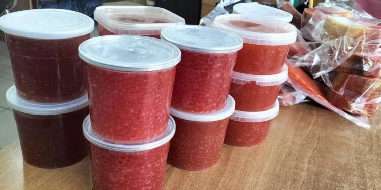 Un străin „a uitat” să declare la vamă că vrea să aducă în Moldova caviar și somon. Ce riscă