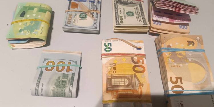 Aeroportul Internațional Chișinău: Monede, ceasuri și valută nedeclarată, ridicate de la trei cetățeni străini