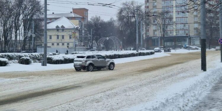 Uraganul alb se retrage parțial: Codul portocaliu devine galben. Grosimea stratului de zăpadă a ajuns la 16 cm