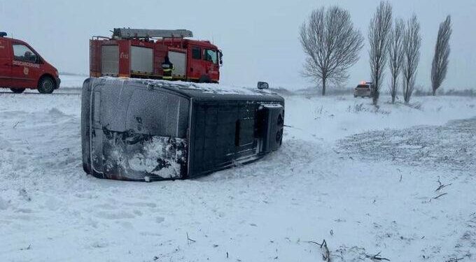 Un microbuz cu moldoveni s-a răsturnat la Galați: O femeie de 55 de ani a fost preluată de o ambulanță