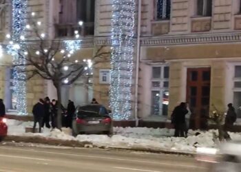 Accident în fața primăriei Capitalei! Un tânăr a intrat cu BMW-ul pe trotuar