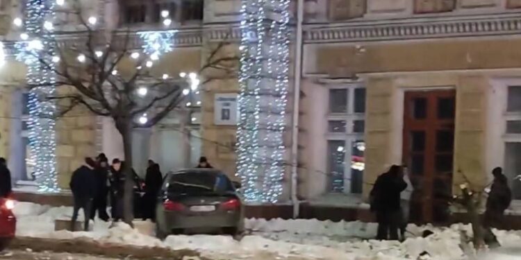 Accident în fața primăriei Capitalei! Un tânăr a intrat cu BMW-ul pe trotuar