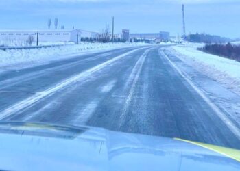 Patinoar pe drumurile din țară: Șoferii sunt atenționați să conducă prudent