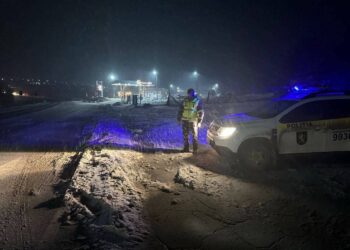Poliția a întins o mână de ajutor unui șofer blocat în nămeți. Recomandările oamenilor legii