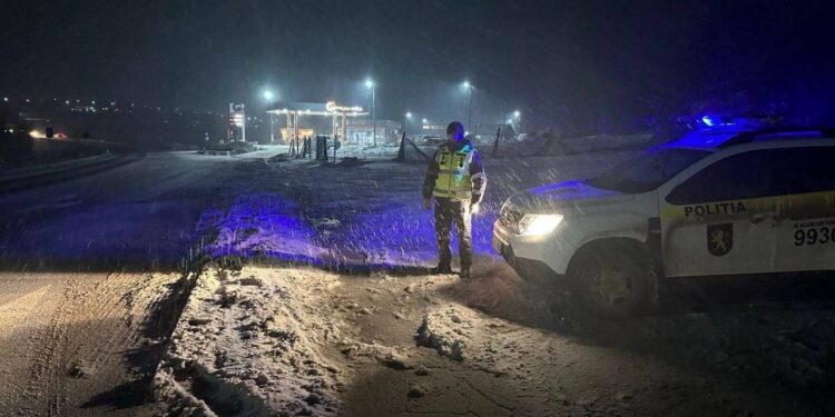 Poliția a întins o mână de ajutor unui șofer blocat în nămeți. Recomandările oamenilor legii