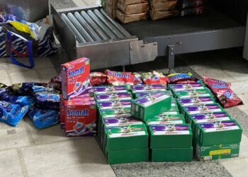 Mărfuri nedeclarate, depistate într-un microbuz ce transporta bagaje din Germania. Șoferul, documentat de autorități
