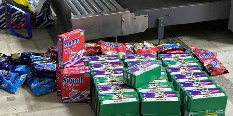 Mărfuri nedeclarate, depistate într-un microbuz ce transporta bagaje din Germania. Șoferul, documentat de autorități