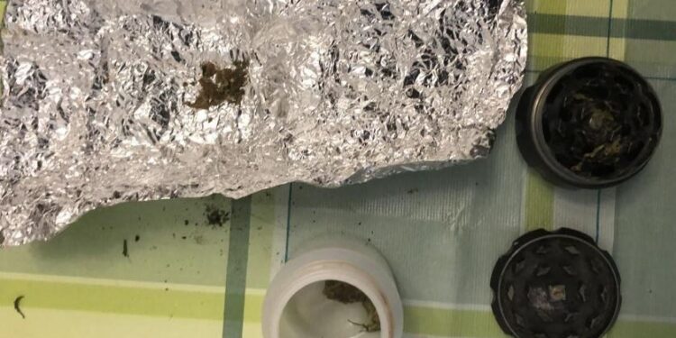 Reținut de polițiști, fiind suspectat de comercializarea mugurilor de marijuana