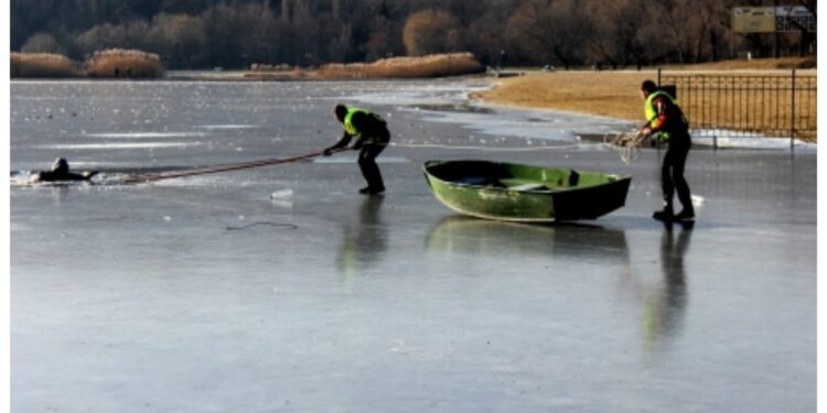 Tragedie în capitală! Un minor de 14 ani a murit după ce s-a prăbușit sub gheața iazului din parcul „La Izvor”