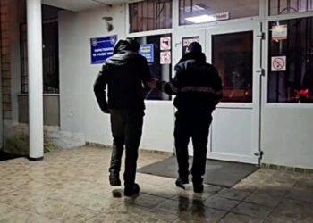 Un bărbat și-ar fi snopit în bătaie amicul de pahar. Victima a decedat în propria casă