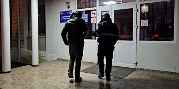 Un bărbat și-ar fi snopit în bătaie amicul de pahar. Victima a decedat în propria casă