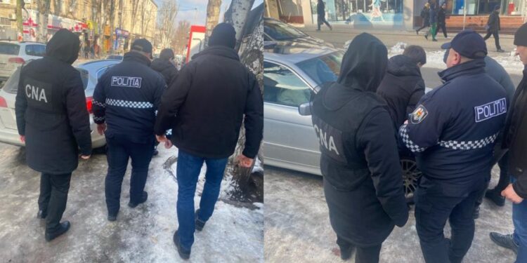 Un polițist – încătușat de ofițerii CNA. A luat mită și va fi plasat în izolator