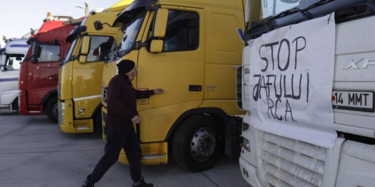 A treia zi de proteste ale transportatorilor și fermierilor, blocați de filtre la intrările în București