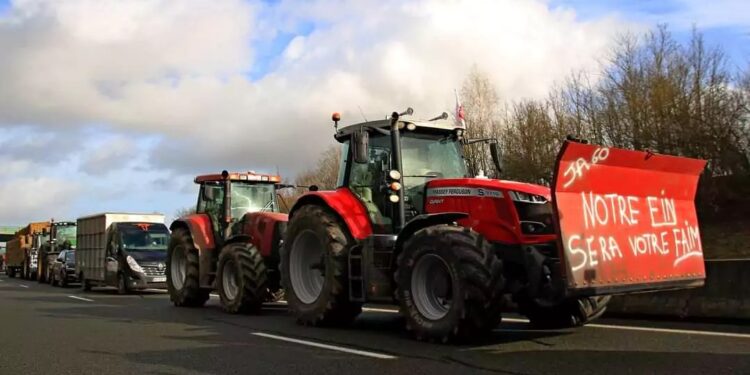Fermierii francezi paralizează autostrăzile de intrare în Paris. Blindatele jandarmilor păzesc cea mai importantă piață de lângă Paris