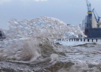 Улицы ушли под воду, машины смыло. Видео землетрясения и цунами в Японии