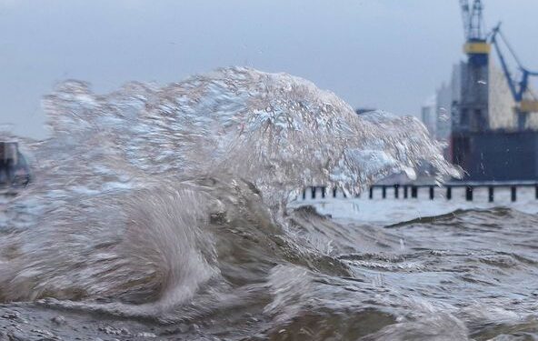 Улицы ушли под воду, машины смыло. Видео землетрясения и цунами в Японии