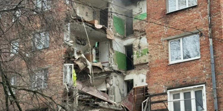 В Ростове-на-Дону обрушился подъезд пятиэтажного жилого дома, признанного аварийным четыре года назад. Эвакуированы 95 человек