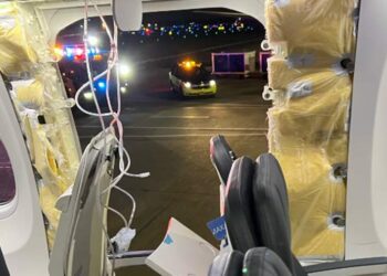 Boeing 737 совершил аварийную посадку из-за разрушения оконной секции в США