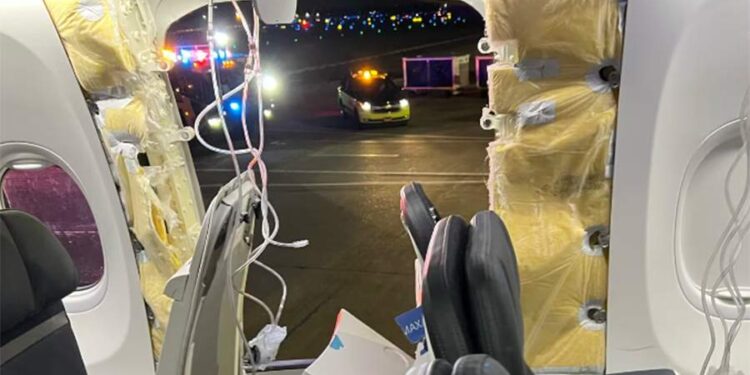 Boeing 737 совершил аварийную посадку из-за разрушения оконной секции в США