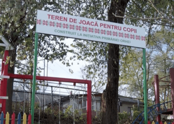Orheiul continuă să se transforme: Pe strada Lupu 59 a fost pus asfalt nou, montate trotuare, instalate bănci, coșuri de gunoi și amenajat un loc de joacă și o parcare | VIDEO