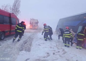 România: Un autocar cu 47 de persoane, cetățeni moldoveni, a ajuns în șanț