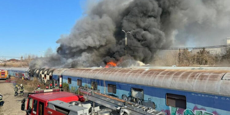 Incendiu puternic în București: Ard mai multe vagoane dezafectate, în zona de triaj dintre Gara Basarab şi Podul Grant