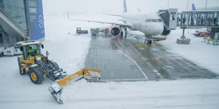 „Este atât de multă zăpadă, încât piloţii nu pot vedea luminile”. Aeroportul din Oslo a fost închis din cauza ninsorilor abundente