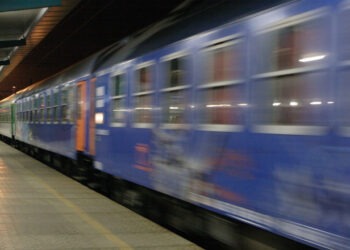 A scăpat cu viața: Un tren peste o pensionară care era căzută între şine în scaunul ei cu rotile