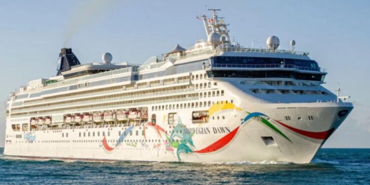 Попали в ловушку: пассажиры роскошного круизного лайнера не могут сойти на берег