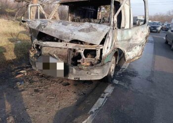 В Кишиневе полностью сгорел микроавтобус