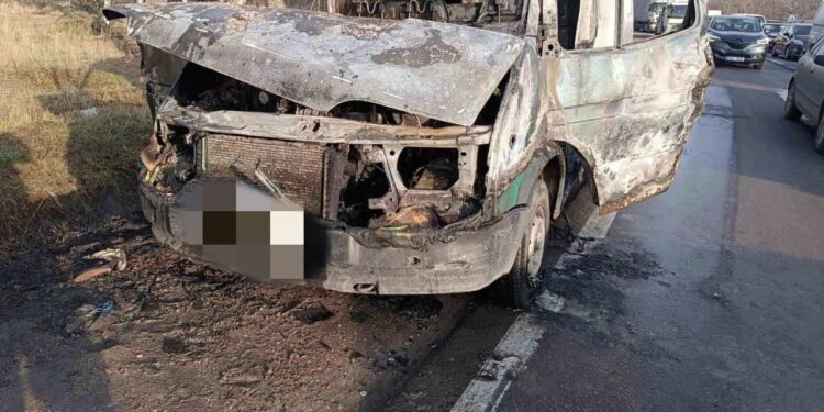 В Кишиневе полностью сгорел микроавтобус