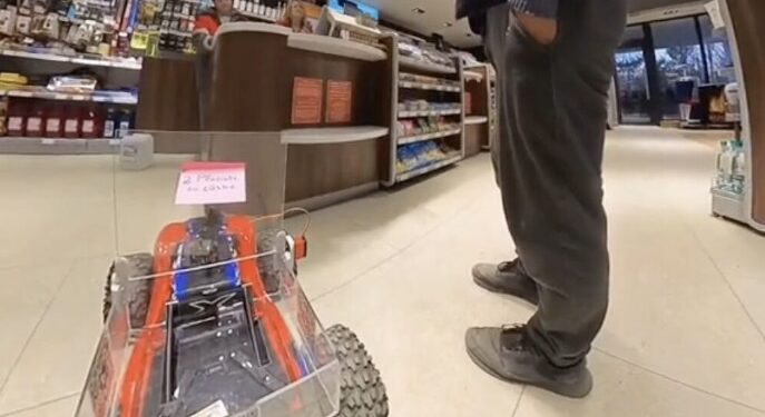 В Кишиневе радиоуправляемая машинка ездит за покупками