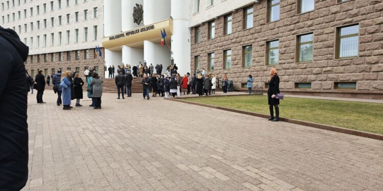 В парламенте Молдовы сработала пожарная сигнализация. Людей эвакуировали из здания