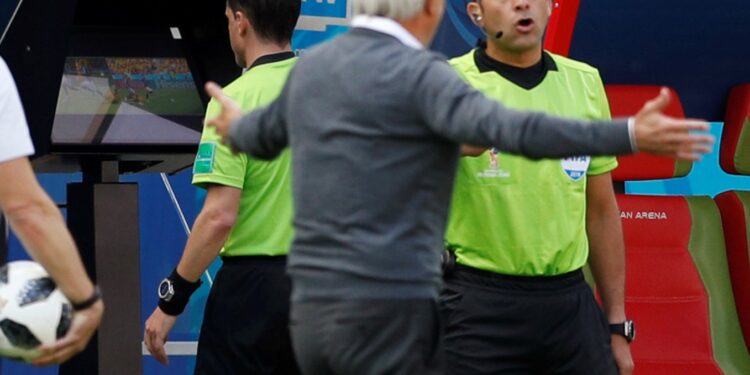 В футболе появятся синие карточки