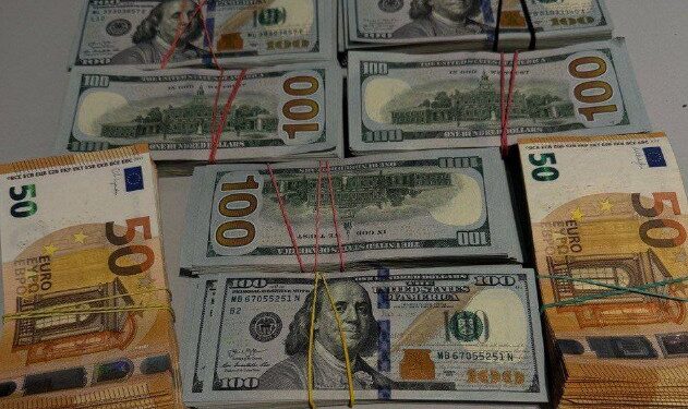 Пыталась вывезти из страны более $56 тысяч: незадекларированную валюту обнаружили у иностранки в аэропорту