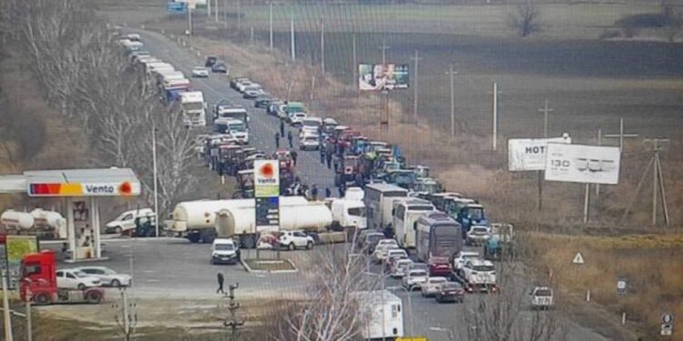 Протесты фермеров продолжаются: Движение будет затруднено на некоторых трассах страны