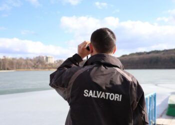 В столице спасатели пришли на помощь молодой женщине, которая не смогла самостоятельно выбраться из озера