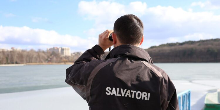 В столице спасатели пришли на помощь молодой женщине, которая не смогла самостоятельно выбраться из озера