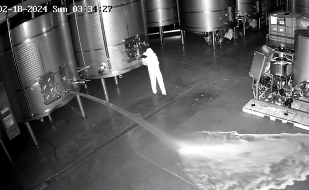 В Испании неизвестный вылил тысячи литров элитного вина