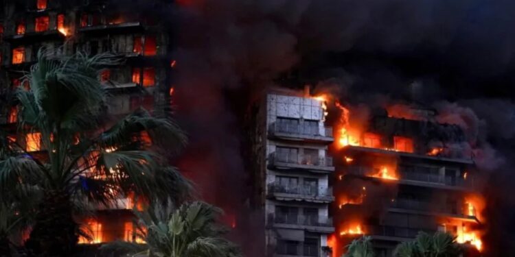 Самое большое ЧП в истории: в Валенсии дотла сгорел 14-этажный дом, есть жертвы