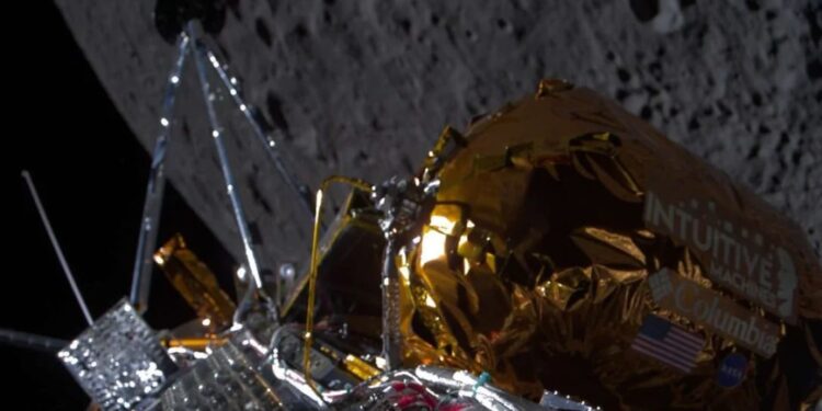 Американский космический аппарат впервые за полвека совершил посадку на Луну