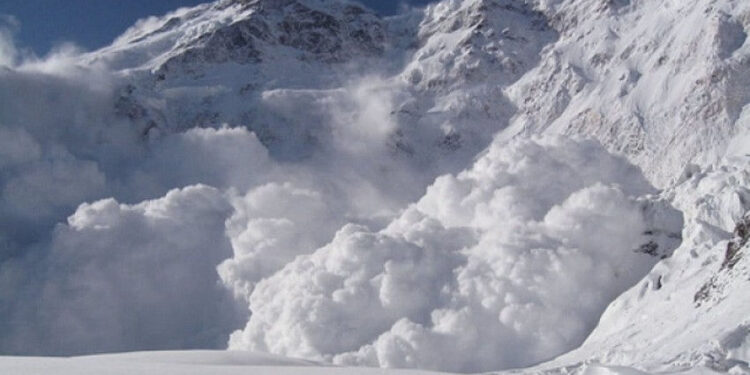 Во Франции при сходе лавины погибли четыре человека